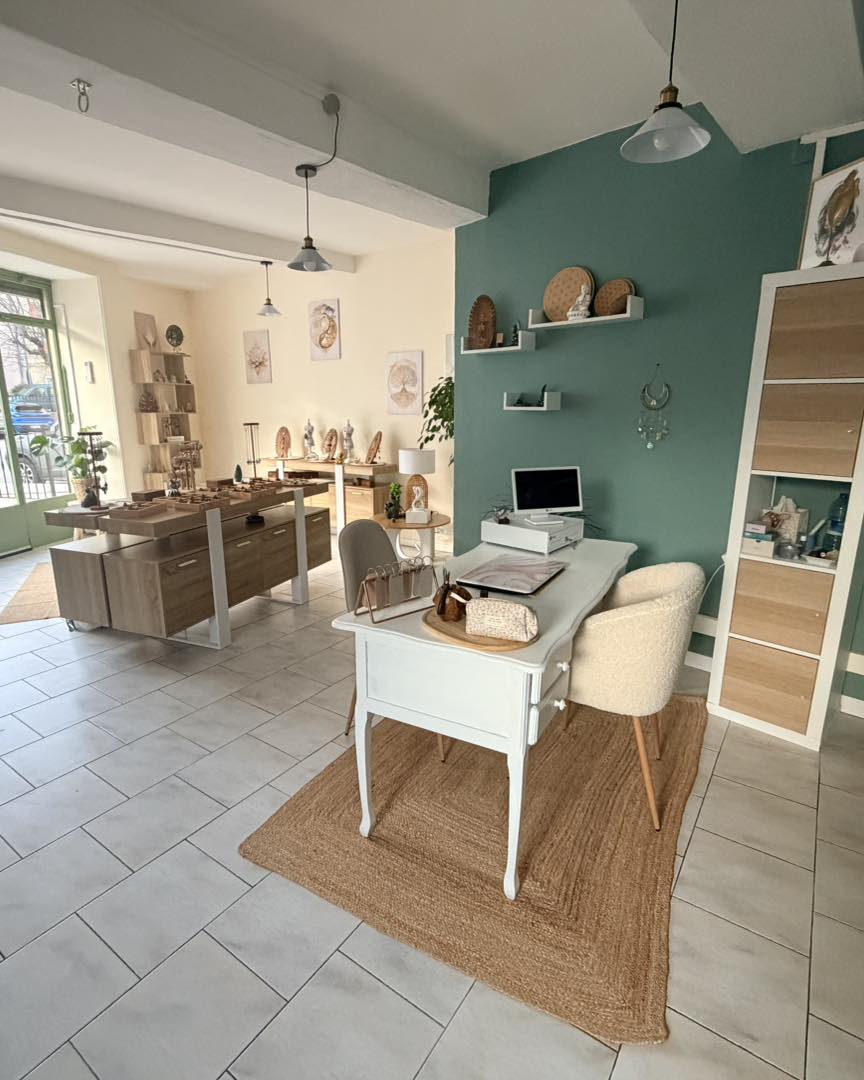 Vue de la boutique avec présentoirs de bijoux et bureau