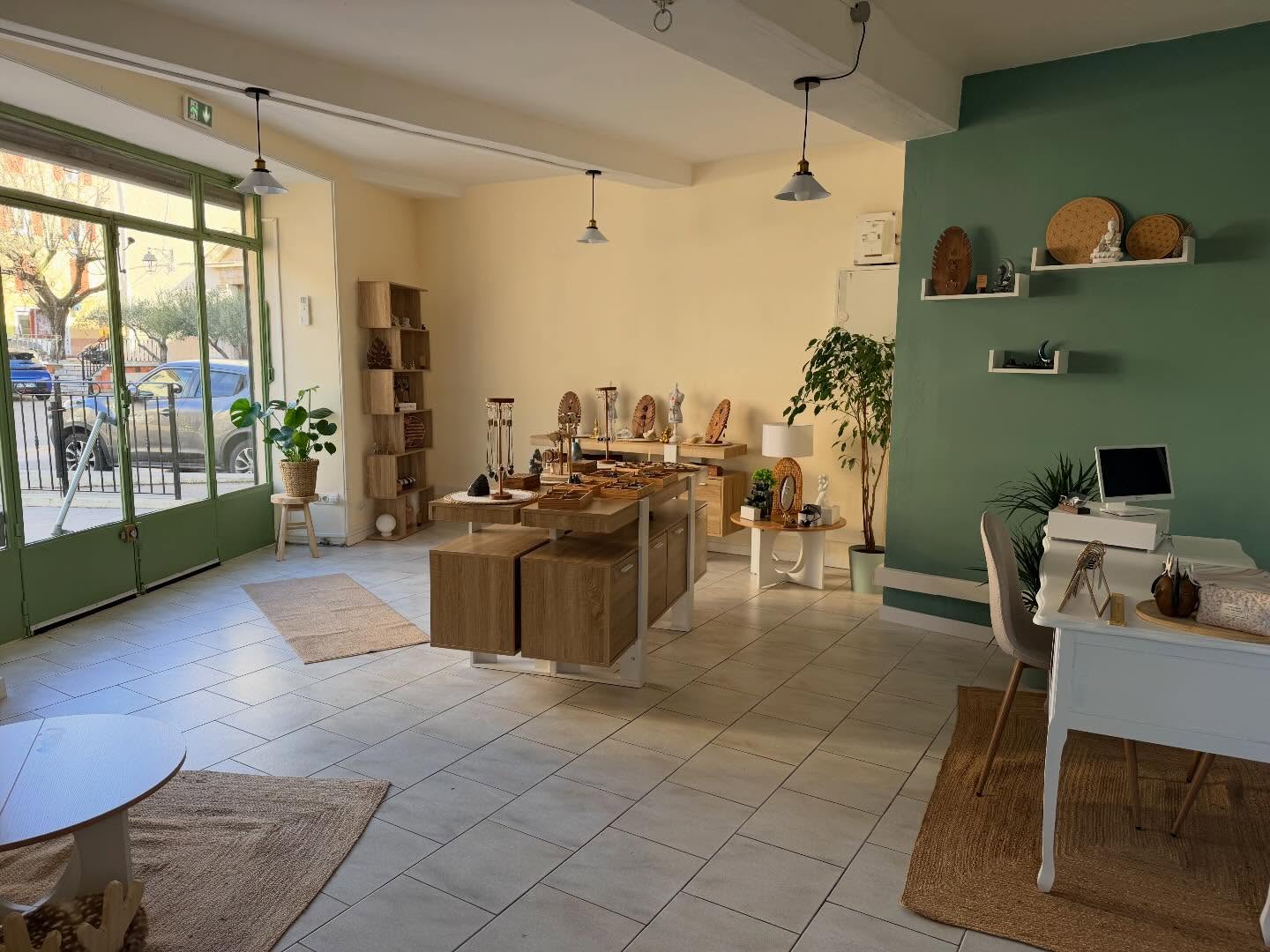 Entrée de la boutique de pierres et minéraux à Carnoules, devanture verte