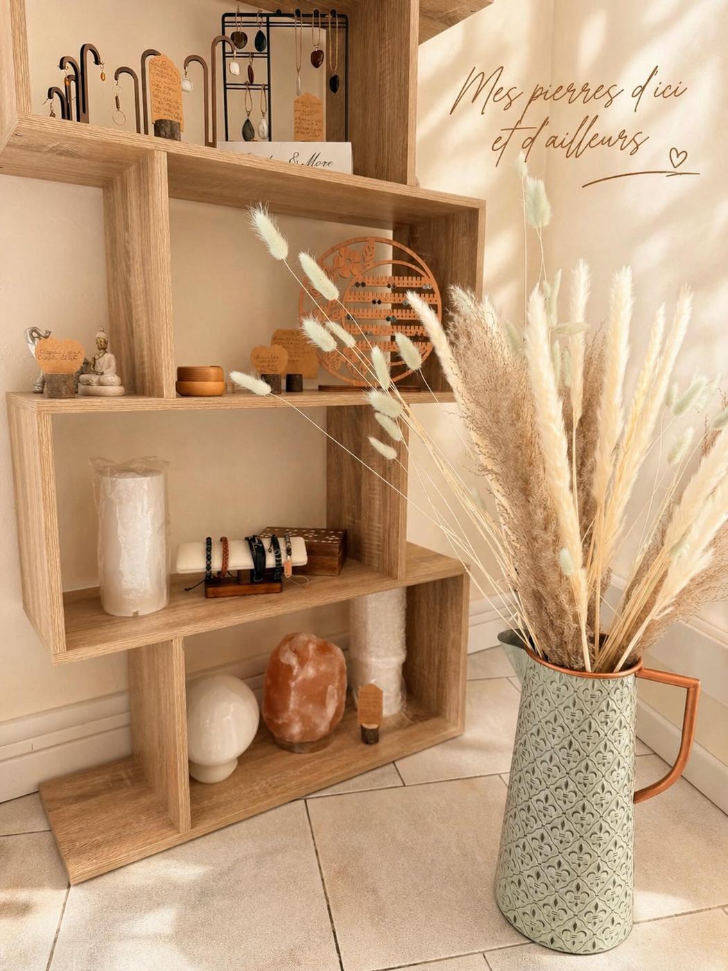 Étagère avec lampe de sel, bougies et bracelets