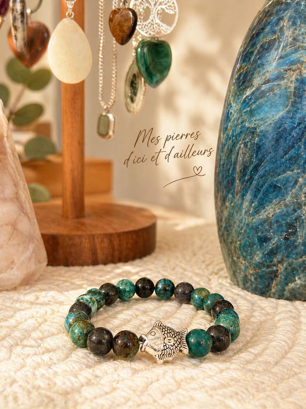 Bracelet en chrysocolle avec breloque poisson — bijou artisanal en pierres naturelles