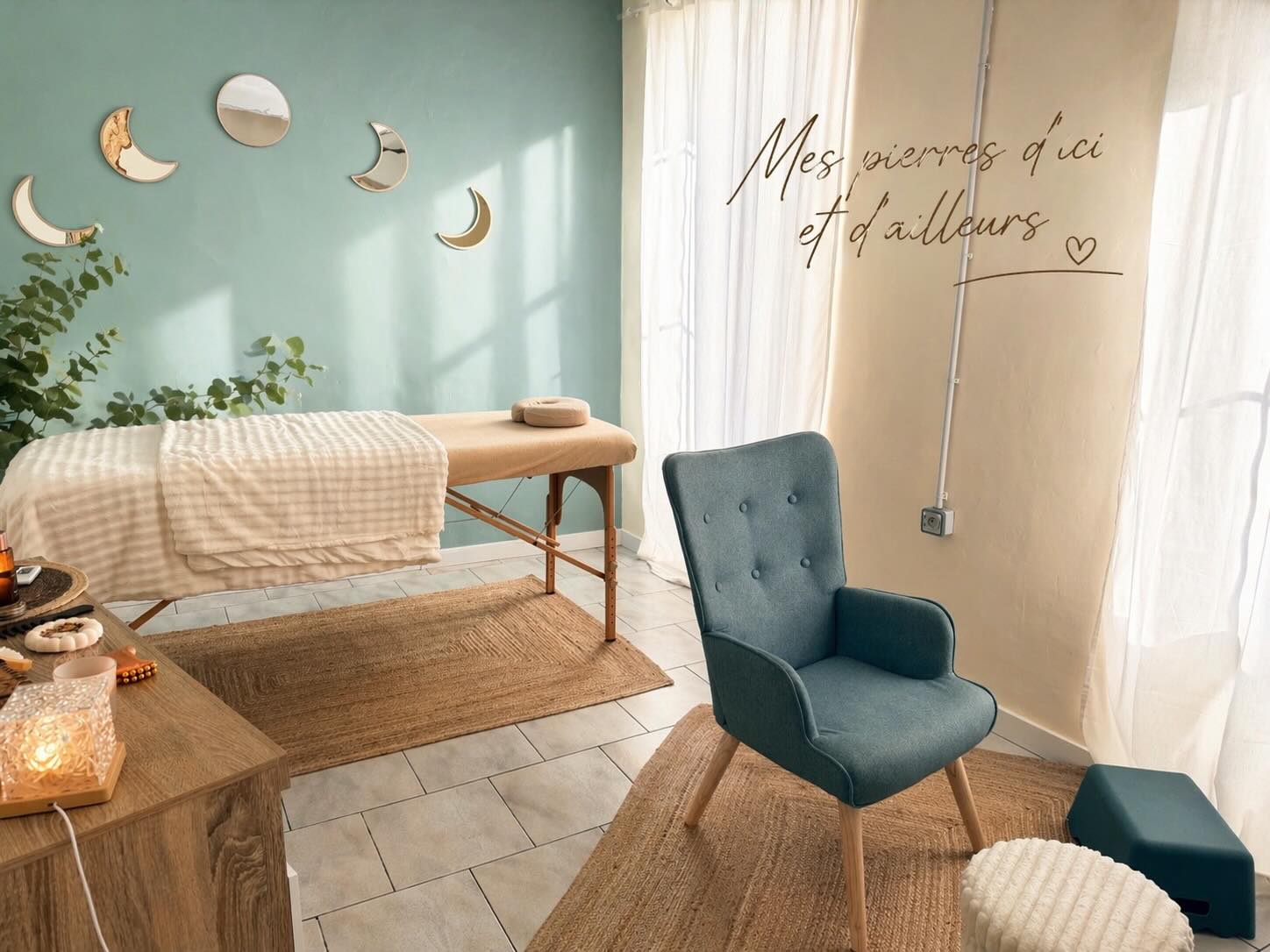 Salle de massage énergétique avec table de soin et lunes décoratives, à Carnoules
