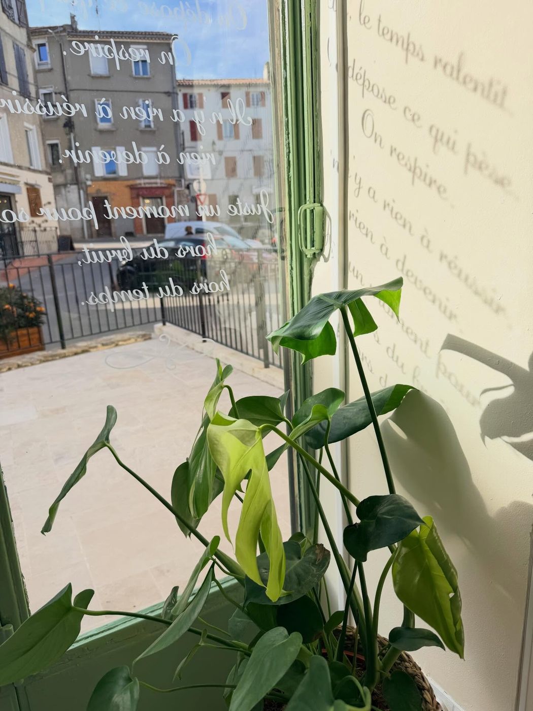 Vitrine verte de la boutique de lithothérapie à Carnoules, inscription poétique sur la fenêtre